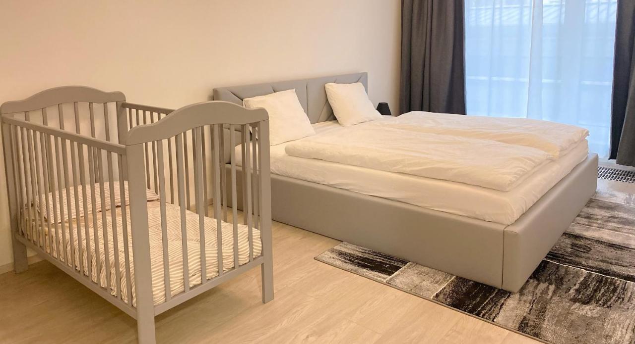 Tran Chien Apartment With Free Private Parking Prague Ngoại thất bức ảnh